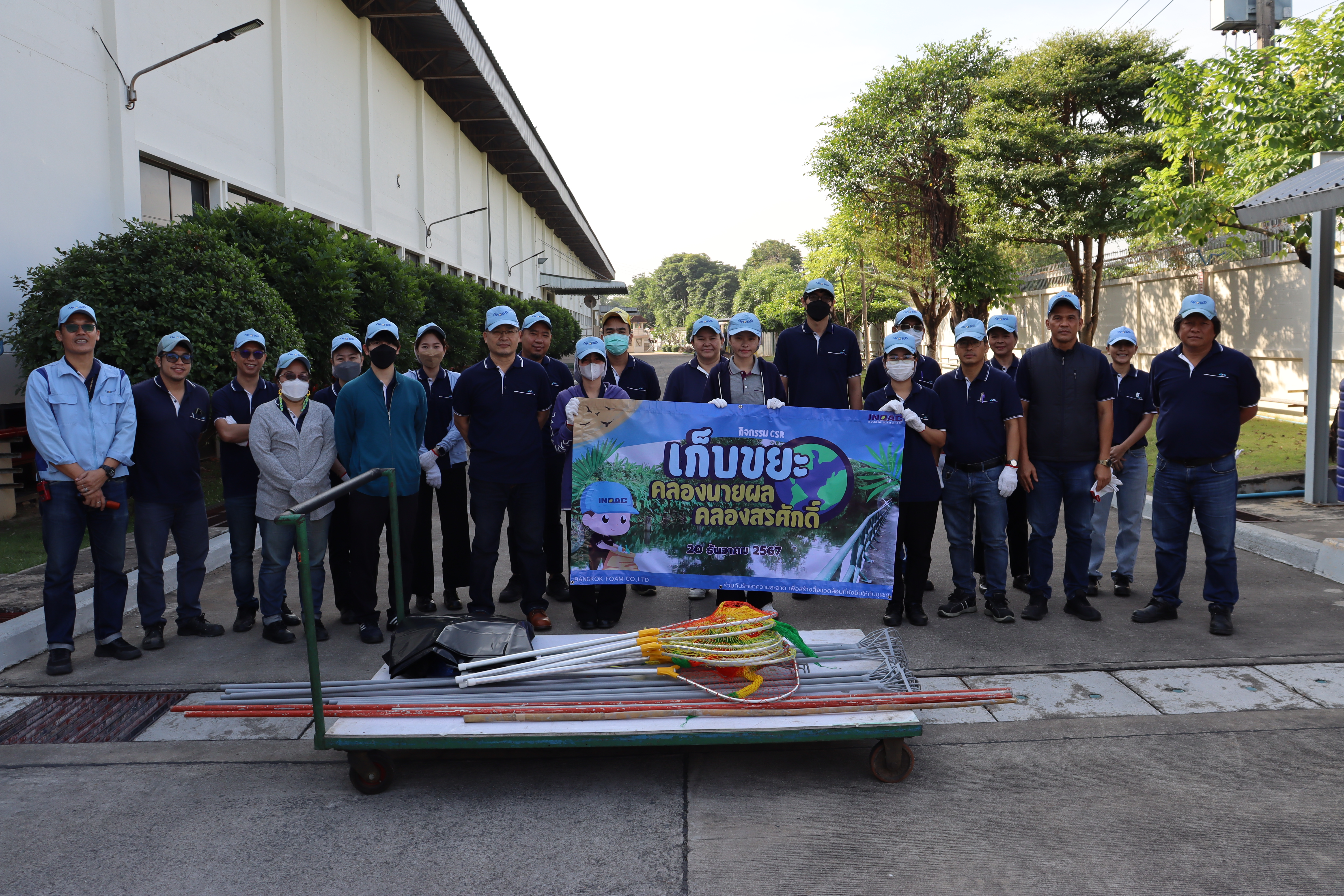 Activity to collect trash in the canal.